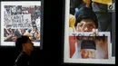 Pengunjung melihat foto-foto peristiwa Reformasi 1998 yang dipamerkan di Gedung Nusantara III, Jakarta, Jumat (11/5). Pameran ini dalam rangkaian peringatan 20 tahun reformasi. (Liputan6.com/JohanTallo)