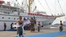 Atraksi sendratari menyambut kedatangan KRI Bima Suci di Pelabuhan Tanjung Priok, Jakarta Utara, Kamis (16/11). Kapal dengan panjang 111,20 meter itu dikomandani Letkol Laut (P) Widiyatmoko Baruno Aji dan membawa 171 personel. (Liputan6.com/Angga Yuniar)