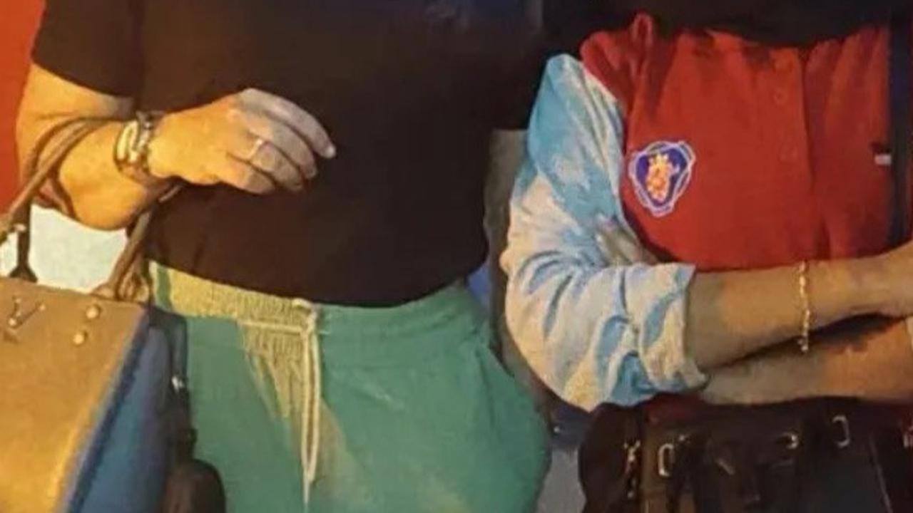 Sebelum bekerja sebagai supir PO bus, wanita berambut panjang ini pernah sebagai staf manajemen hotel namun behenti akibat pandemi.