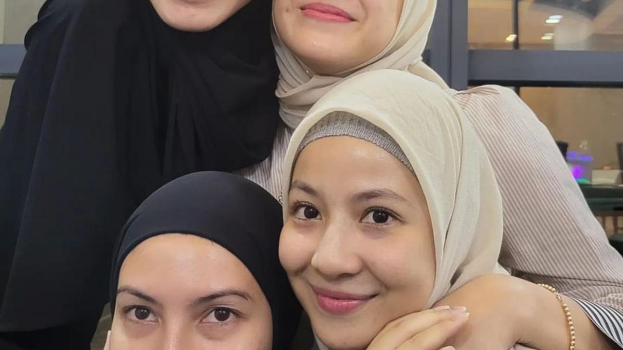 7 Potret Geng Berhijab yang Selalu Mengabadikan Setiap Momen Liburan dan Kerja!