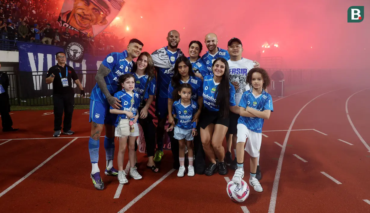 Keluarga Ciro Alves dan David Da Silva berfoto bersama saat merayakan kemenangan Persib Bandung atas Madura United pada laga leg 1 final Championship Series BRI Liga 1 2023/2024 di Stadion Si Jalak Harupat, Bandung, Minggu (26/05/2024). (Bola.com/M Iqbal Ichsan)