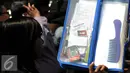 Seorang calon pencari kerja membawa dokumen persyaratan untuk mengikuti Job Fair 2015 di Stadion GBK, Jakarta, Selasa (11/8/2015). Ratusan posisi dan ribuan lowongan kerja yang akan digelar hingga 12 Agustus 2015. (Liputan6.com/Johan Tallo)