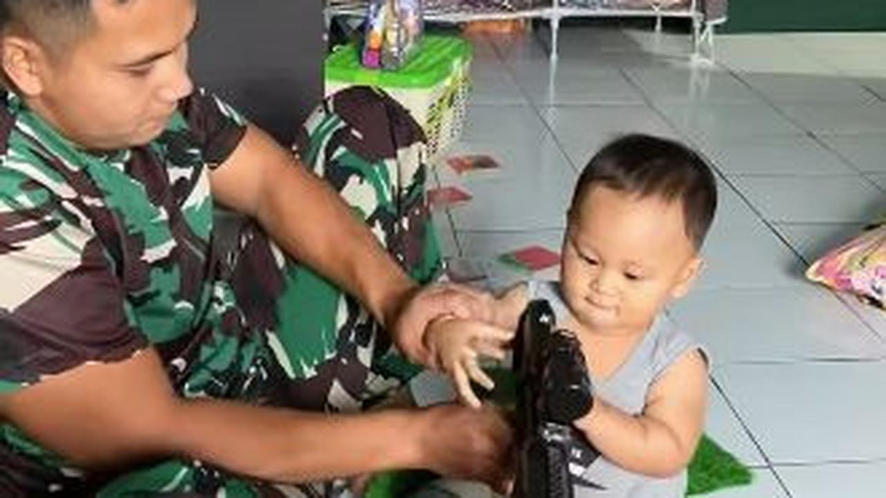 Lebih lanjut, sang ayah memberikan senjatanya kepada jagoan kecilnya. Dengan sabar, ia seolah memberikan arahan bagaimana cara menembak yang benar dan tepat. <br>