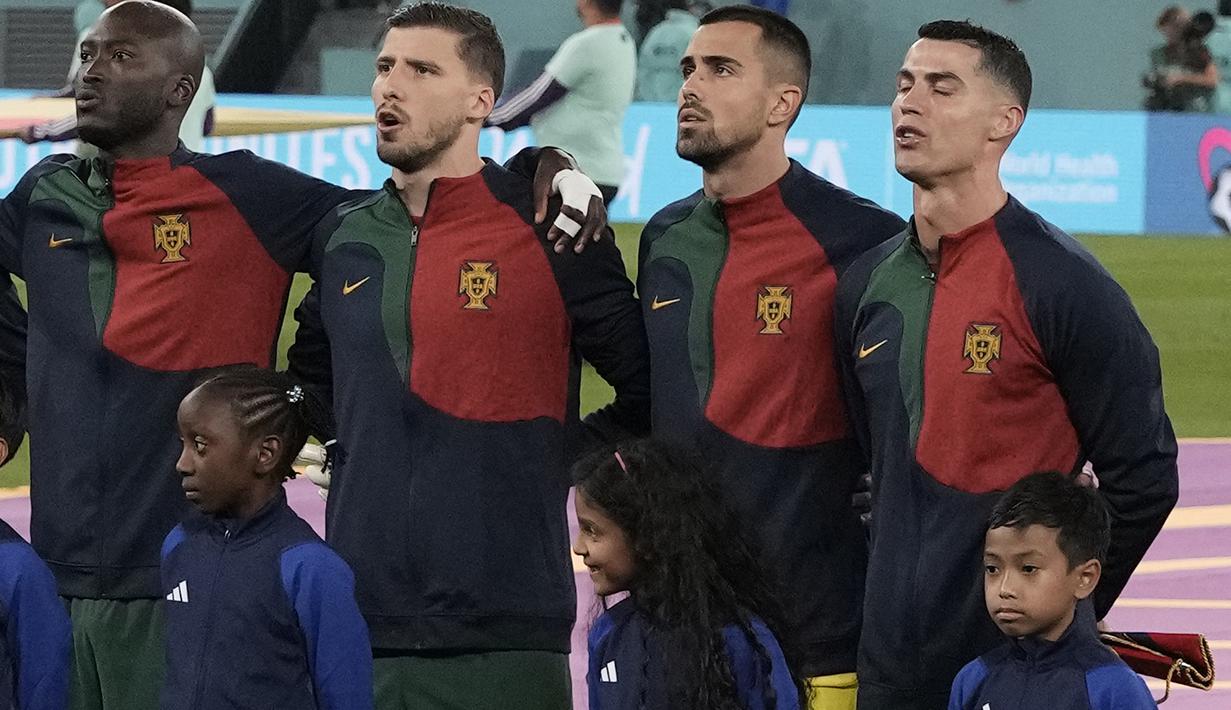 Terselip momen membanggakan bagi Indonesia saat laga Portugal menghadapi Ghana pada matchday pertama Grup H Piala Dunia 2022(24/11/2022). Dalam laga yang digelar di 974 Stadium, Doha, Qatar, bocah asal Indonesia, Ulul Albab El Ibrahim terpilih menjadi player escort atau pendamping pemain bagi bintang Portugal Cristiano Ronaldo. (AP/Hassan Ammar)