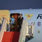 Presiden Jokowi (kiri) didampingi Ibu Negara Iriana Widodo melambaikan tangan di Bandara Udara Halim Perdana Kusuma, Jakarta, (20/11/). Kepergian Presiden ke Malaysia untuk menghadiri Konferensi Tingkat Tinggi (KTT) ke-27. (Liputan6.com/Faizal Fanani)