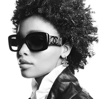 Kampanye kacamata Chanel tahun 2022 membawa penegasan yang memesona dari identitas simbolik abadi yang dipotret oleh Karim Sadli.