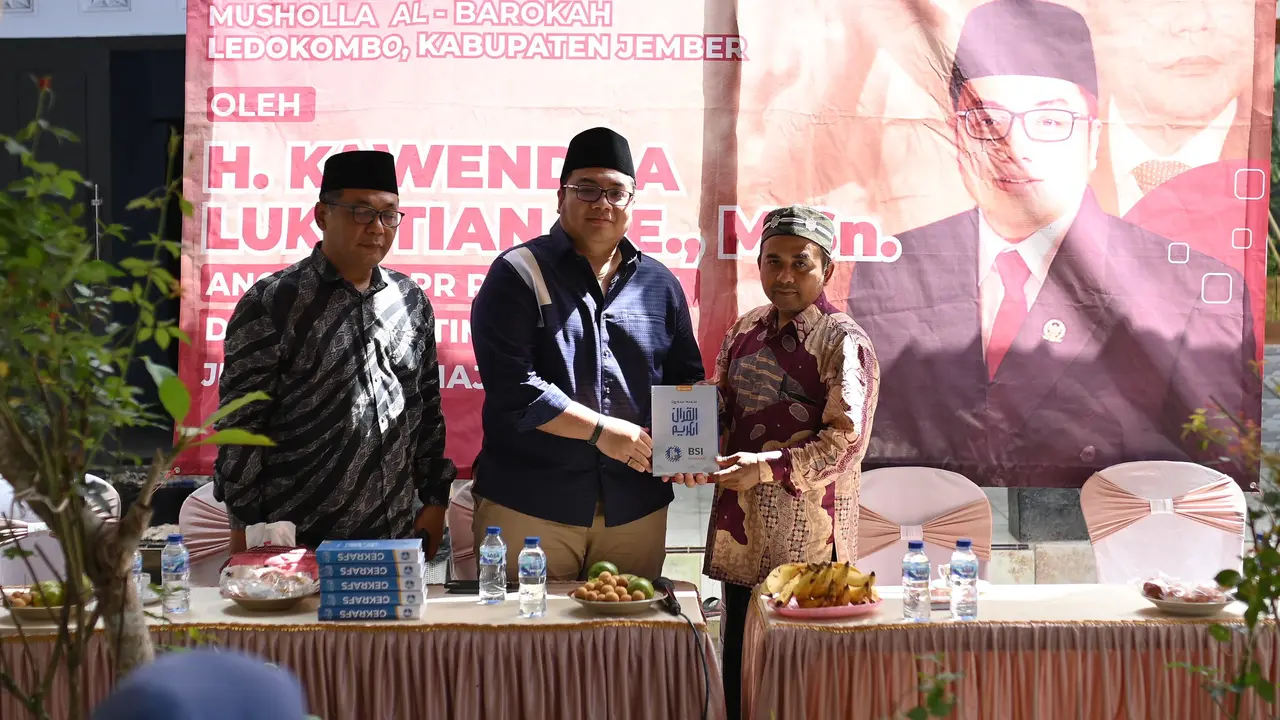 Anggota DPR RI Komisi VI, Kawendra Lukistian, meresmikan sarana prasarana ibadah Musholla Al-Barokah di Kecamatan Ledokombo, Kabupaten Jember, Minggu (10/8/2025) (Istimewa)