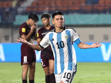 Pemain Timnas Argentina U-17, Claudio Echeverri melakukan selebrasi setelah mencetak gol ketiga timnya ke gawang Timnas Venezuela U-17 pada laga 16 besar Piala Dunia U-17 2023 di Stadion Si Jalak Harupat, Bandung, Selasa (21/11/2023). (Bola.com/Ikhwan Yanuar)
