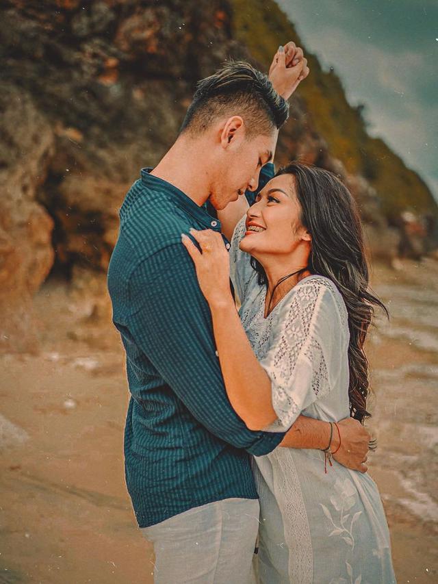 5 Potret Romantis Siti Badriah dan Krisjiana Baharudin ...
