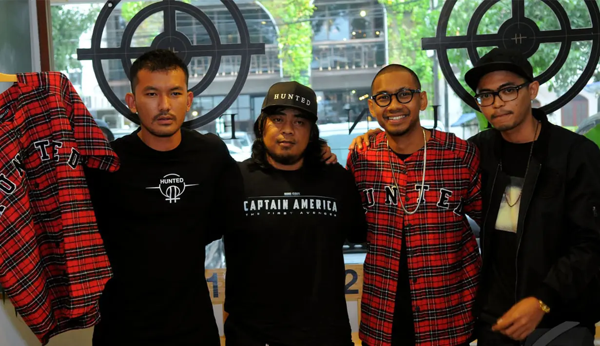 Rio Dewanto bersama kawan-kawannya saat launching clothing line Hunted di kawasan Panglima Polim, Jaksel, Jumat (23/5/2014) , Jaksel, Jumat (23/5/2014) (Liputan6.com/Faisal R Syam).