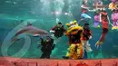 Lumba-lumba juga diikutsertakan dalam pertunjukan perayaan Imlek Underwater Theater, Ancol Jakarta (Liputan6.com/Andrian M Tunay).