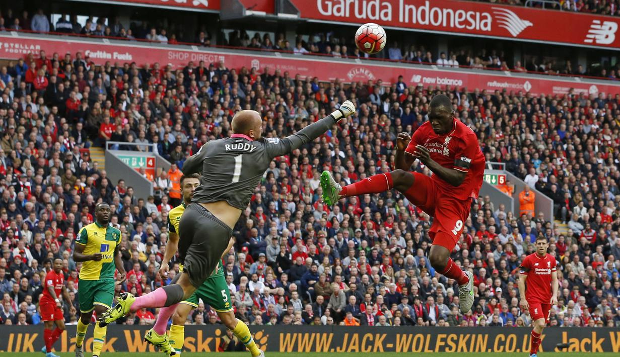 Kiper Norwich, John Ruddy, berebut bola dengan striker Liverpool, Christian Benteke, dalam laga Liga Premier Inggris di Stadion Anfield, Liverpool, Minggu (20/9/2015). (Reuters/Phil Noble)