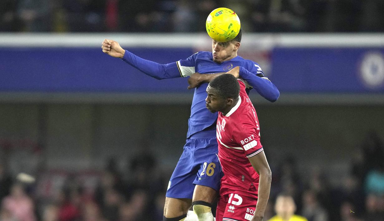 Pemain Chelsea, Levi Colwill, duel udara dengan pemain Middlesbrough, Anfernee Dijsteel, dalam laga leg kedua semifinal Carabao Cup 2023/2024 yang digelar di Stamford Bridge, Rabu (24/1/2024). (AP Photo/Kin Cheung)