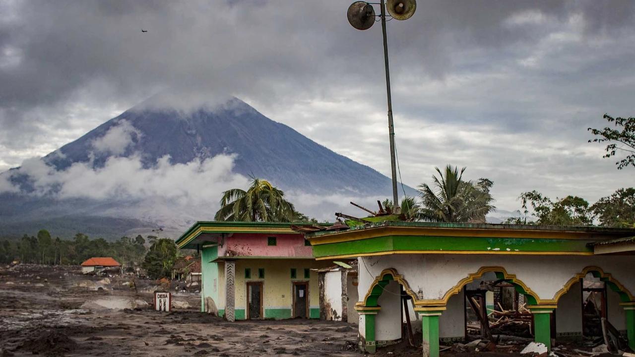 VIDEO: Tegas! BNPB Beri Peringatan Terkait Erupsi Semeru, Jangan Lakukan Aktivitas Dekat Gunung!