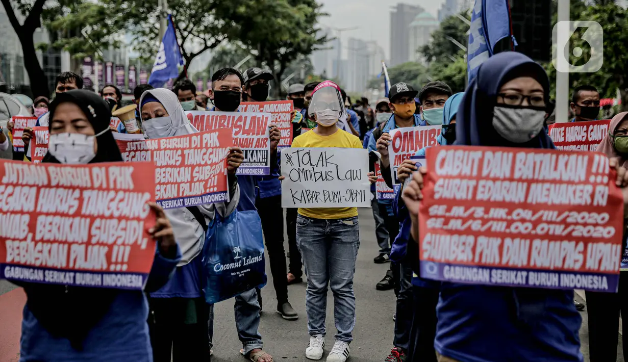 Massa yang tergabung dalam Front Perjuangan Rakyat (FPR) melakukan unjuk rasa di Jalan Gerbang Pemuda, Senayan, Jakarta, Jumat (14/8/2020). Dalam aksinya mereka menolak rencana pengesahan RUU Cipta Kerja atau omnibus law. (Liputan6.com/Faizal Fanani)
