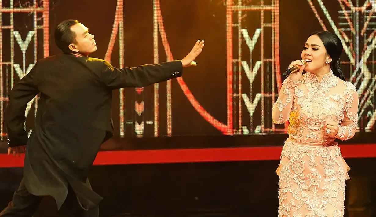 "Menginspirasi begitu semangatnya seorang pejuang kanker. Aku salut sama semangat Jupe," kata Syahrini. (Bambang E. Ros/Bintang.com)