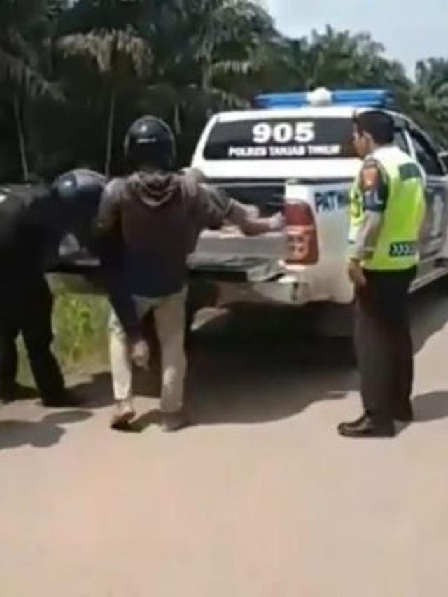 Pemotor bonceng tiga di Jambi yang jadi viral (@satlantas_tanjabtimur)