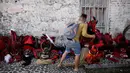 Seorang pria menata topeng-topeng yang akan digunakan untuk merayakan festival Congos and Devils di luar benteng San Jeronimo di Portobelo, Panama (18/3). (AP Photo / Arnulfo Franco)