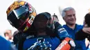 Aldi Satya Mahendra mendapatkan pelukan hangan dari salah satu rekan di timnya,Team BrCorse Yamaha, di Sirkuit Jerez, Minggu (20/10/2024) sore WIB. (Instagram Aldi Satya Mahendra)