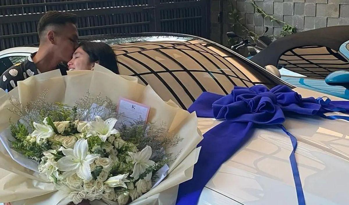 Ussy Sulistiawaty merasa sangat bahagia saat merayakan ulang tahunnya yang ke-41 dan menerima hadiah istimewa dari suaminya, Andhika Pratama.