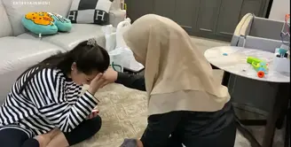 Nagita Slavina dikenal kaya sejak lahir.  Istri Raffi Ahmad itu juga baik kepada semua orang. Bahkan, meski seorang bos, perempuan dua orang anak itu tak sungkan mencium tangan pengasuhnya saat pamit mudik. [Youtube/Rans Entertainment]