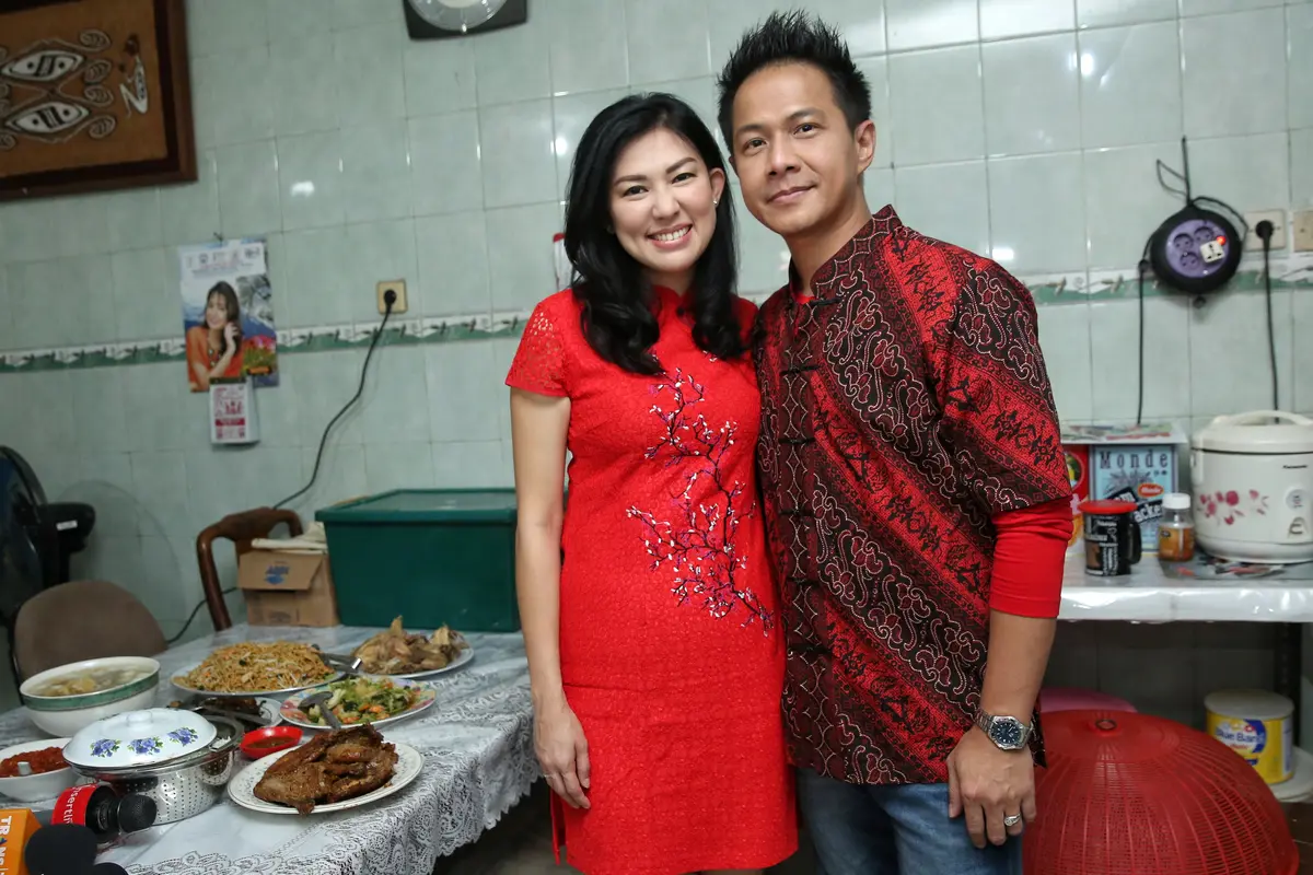 [Fimela] Imlek ala Delon dan Istri