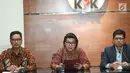 Wakil Ketua KPK Basaria Panjaitan (tengah), Juru Bicara KPK Febri Diansyah, dan Wakil Ketua KPK Laode M Syarif memberi keterangan pers terkait OTT Bupati Muara Enim di Gedung KPK, Jakarta, Selasa (3/9/2019). KPK mengamankan 350.000 dollar AS terkait suap 16 proyek. (merdeka.com/Dwi Narwoko)