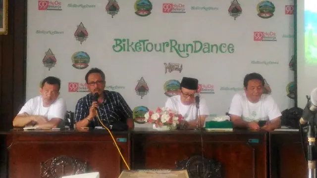 Panitia Biketourrundance dan Bupati Banyumas, Achmad Husein ketika memberikan keterangan pers, di kompleks Pendapa Si Panji Purwokerto, Sabtu (27/10/2018). (Foto: Liputan6.com/Dok. Biketourrundance/Muhamad Ridlo)