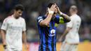Pemain Inter Milan, Lautaro Martinez, tampak kecewa setelah gagal mencetak gol ke gawang Benfica pada laga Liga Champions di Stadion Giuseppe Meazza, Rabu (4/10/2023). Lautaro Martinez tampil menonjol dengan sejumlah peluang namun sayang tak ada yg berbuah gol. (AP Photo/Luca Bruno)