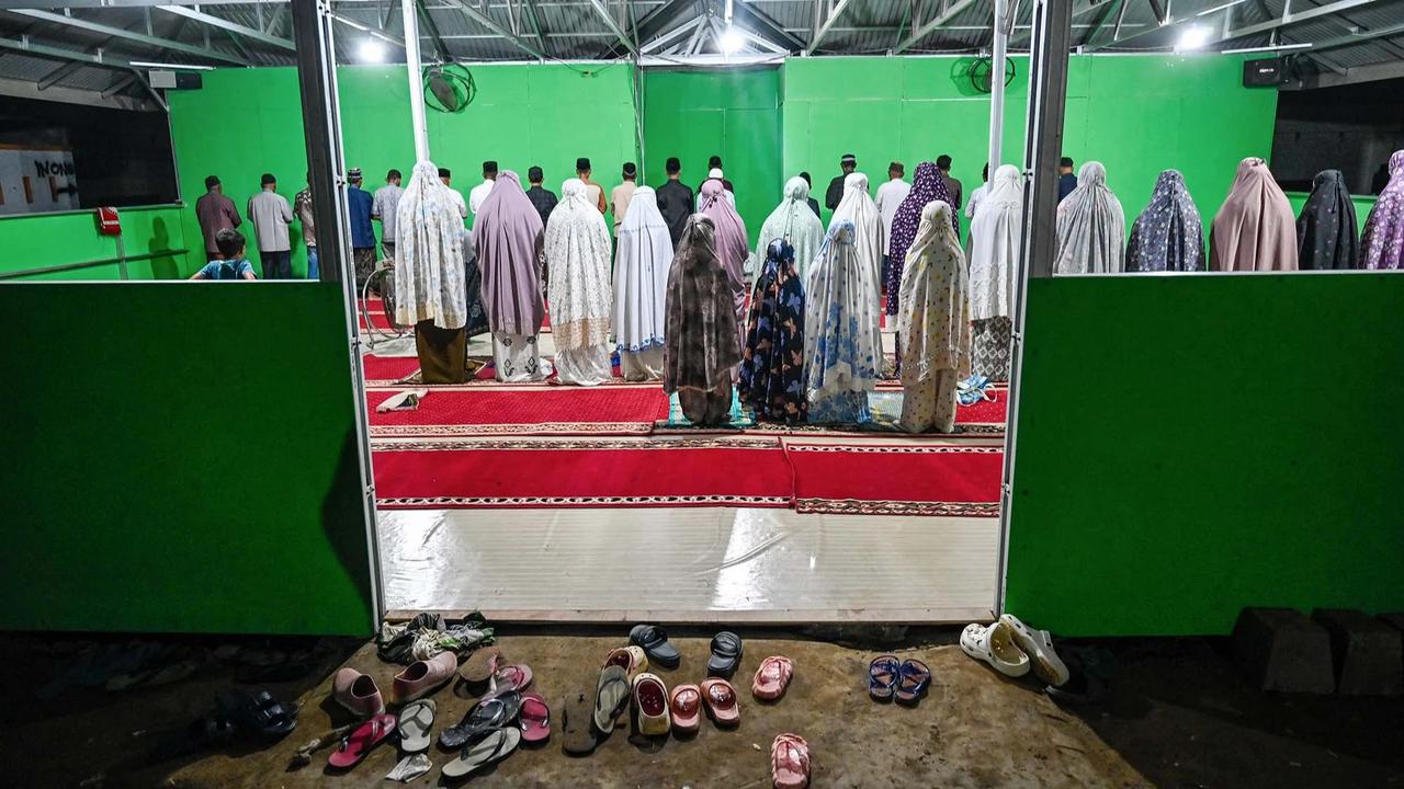 FOTO: Ramadan di Tengah Pengungsian Korban Banjir Aceh