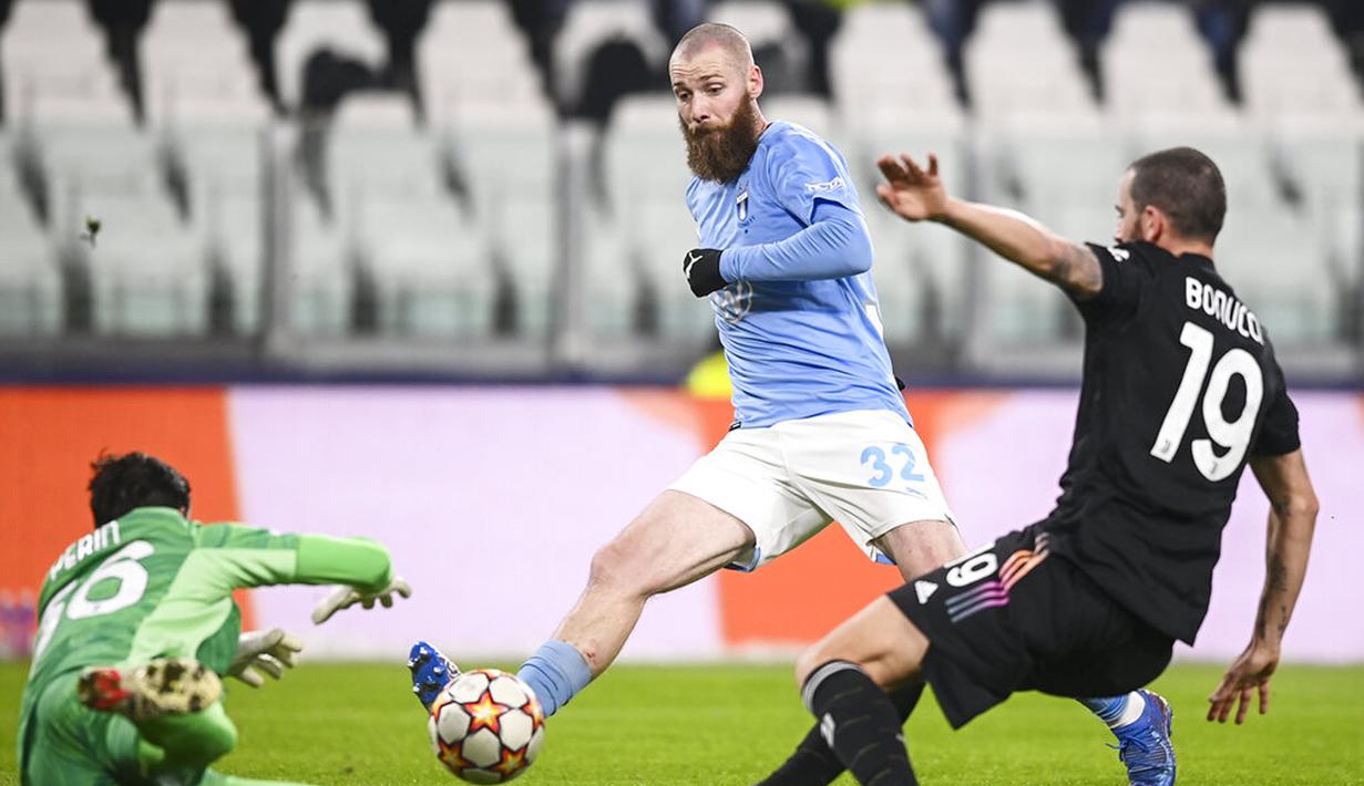 Pemain Malmo Jo Inge Berget (tengah) ditantang oleh kiper Juventus Mattia Perin (kiri) dan bek Leonardo Bonucci pada pertandingan sepak bola Grup H Liga Champions di Allianz Stadium, Turin, Italia, 8 Desember 2021. Juventus menang 1-0. (Fabio Ferrari/LaPresse via AP)