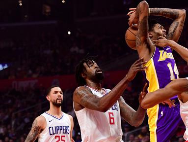 Pemain Lakers, Brandon Ingram #14 gagal melewati adangan pemain Clippers pada laga NBA basketball games di Staples Center, Los Angeles, California, (27/11/2017). Clippers menang atas Lakers 120-115. 9Harry How/Getty Images/AFP)