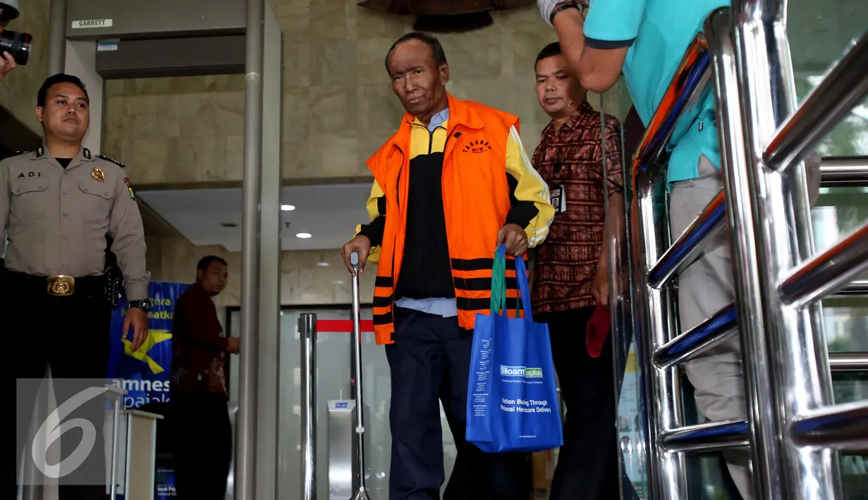 Mantan Direktur Pengelola Informasi Administrasi Kependudukan Direktorat Jenderal Kependudukan dan Catatan Sipil Kementerian Dalam Negeri (Ditjen Dukcapil Kemendagri) Sugiharto keluar dari Gedung KPK, Jakarta, Jum'at (21/10). (Liputan6.com/Helmi Afandi)