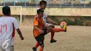 Pesepakbola Persipasi Bandung Raya (PBR) dan Villa 2000 berebut bola saat laga ujicoba di Stadion Lebak Bulus Jakarta, Sabtu (22/8/2015). Uji tanding ini merupakan persiapan PBR menghadapi turnamen Piala Presiden 2015. (Liputan6.com/HelmiFithriansyah)