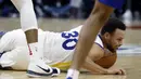 Pemain Golden State Warriors, Stephen Curry (30) jatuh saat berebut bola dengan pemain Los Angeles Clippers pada laga NBA basketball game di Staples Center, Los Angeles, (6/1/2018). Warriors 121-105. (AP/Alex Gallardo)