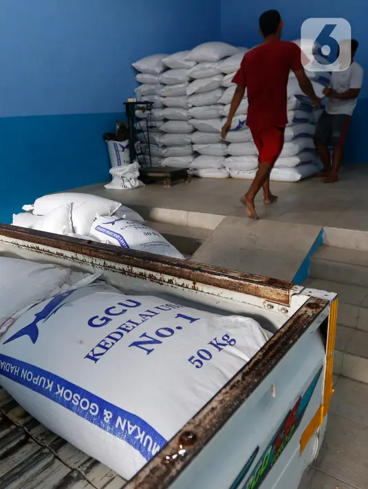 Pekerja menata karung berisi kedelai untuk dijual di Jakarta, Rabu (6/1/2021). Kementerian Pertanian akan meningkatkan produksi kedelai lokal untuk memenuhi kebutuhan dalam negeri sebagai respon dari melonjaknya harga kedelai impor. (Liputan6.com/Angga Yuniar)