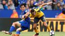 Pemain Leicester City, Shinji Okazaki (kiri), berebut bola dengan pemain Arsenal, Alexis Sanchez, dalam laga Premier League di Stadion King Power, Leicester, (20/8/16). (Action Images via Reuters/John Sibley)