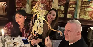 Erina mengunggah foto dirinya saat berada di Paris. Dalam captionnya, ia tuliskan bahwa ia sedang memperkenalkan wayang kulit kepada Jean Paul Gaultier. Foto: Instagram.