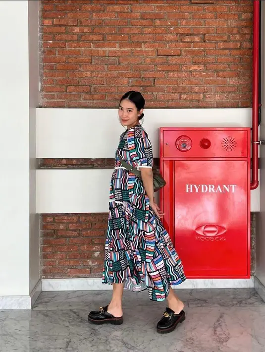 Alika juga sering mengenakan gaun-gaun longgar dengan corak unik. Seperti potret ini, ia mengenakan ruffle dress motif geometris dipadukan dengan sepatu slip on dan sling bag.  (Instagram/alikaislamadina).