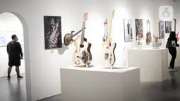 Sejumlah gitar ditampilkan dalam Pameran Distrik Seni Sesi 2 bertajuk "Berkelanjutan!" di Gedung Sarinah, Jakarta, Minggu (11/9/2022). Pameran yang menampilkan karya seni dari 30 seniman itu berlangsung hingga 24 November 2022. (Liputan6.com/Faizal Fanani)