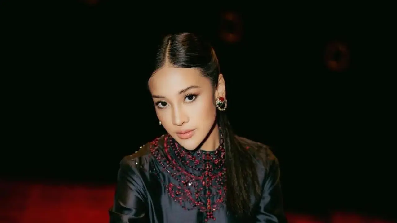 8 Inspirasi Outfit Anya Geraldine Bernuansa Hitam