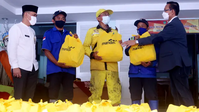 Bank Mandiri Salurkan 100.000 Paket Sembako Kepada Masyarakat