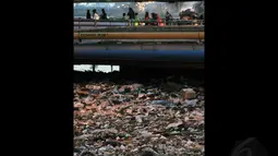 Badan Pengendalian Lingkungan Hidup Daerah (BPLHD) DKI Jakarta menyatakan 70 persen pencemaran berasal dari limbah domestik seperti sampah. Tampak, beraneka ragam sampah memenuhi kali Roxy, Jakarta, (9/8/2014). (Liputan6.com/Johan Tallo)