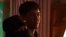 <p>&ldquo;Sebenarnya sangat sulit untuk bergerak dan menggunakan secara bebas sambil melayang di udara dengan sling. Ketika saya meminta satu hal, aktor Jo In Sung memberi saya banyak pendapat," ujar sang sutradara.(Foto: Disney Plus Hotstar via Soompi)</p>