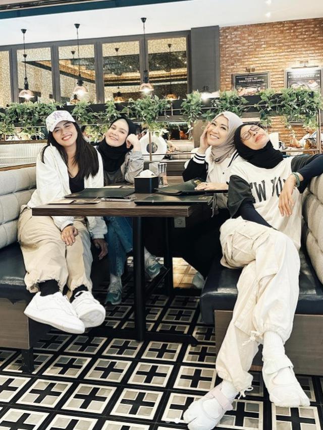 Potret Okie Agustina bahagia berkumpul dengan teman-teman (Sumber: Instagram/okieagustina_)