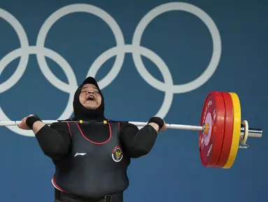 Lifter Indonesia, Nurul Akmal melakukan angkatan clean and jerk saat berkompetisi dalam cabang olahraga angkat besi +81kg putri Olimpiade Paris 2024 di South Paris Arena, Paris, Prancis, Minggu (11/08/2024). (AP Photo/Kin Cheung)