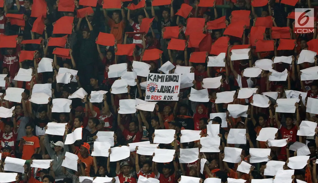 Suporter membentangkan tulisan jelang menyaksikan laga persahabatan antara Persija melawan RCD Espanyol di Stadion Patriot Candrabhaga, Bekasi, Rabu (19/7). Persija kalah telak dari RCD Espanyol 0-7. (Liputan6.com/Helmi Fithriansyah) 
