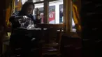 Seorang pengunjung menikmati sajian di Restoran Le Procope, Paris, Prancis, Jumat (1/4/2016). Le Procope merupakan salah satu restoran tertua di Kota Paris. (Bola.com/Vitalis Yogi Trisna)
