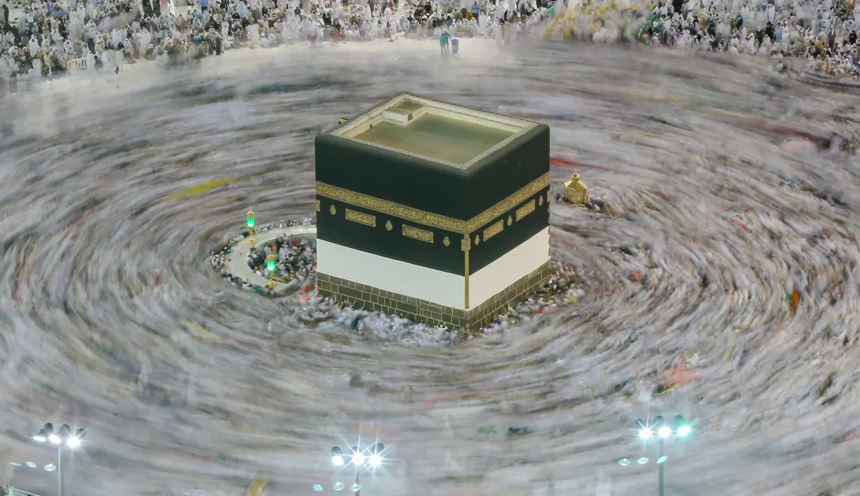 Umat Muslim mengumandangkan doa sambil mengelilingi Kakbah di Masjidil Haram, Makkah, Arab Saudi, Jumat (17/8). Jutaan umat Islam dari berbagai negara semakin memadati Masjidil Haram menjelang puncak pelaksanaan ibadah haji. (AP Photo/Dar Yasin)