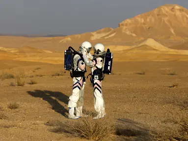 Astronot analog Israel saat melakukan simulasi kehidupan di Planet Mars selama empat hari di Gurun Negev, Minggu (18/2). Simulasi ini dinamakan Proyek D-MARS (Desert Mars Analog Ramon Station). (MENAHEM KAHANA/AFP)